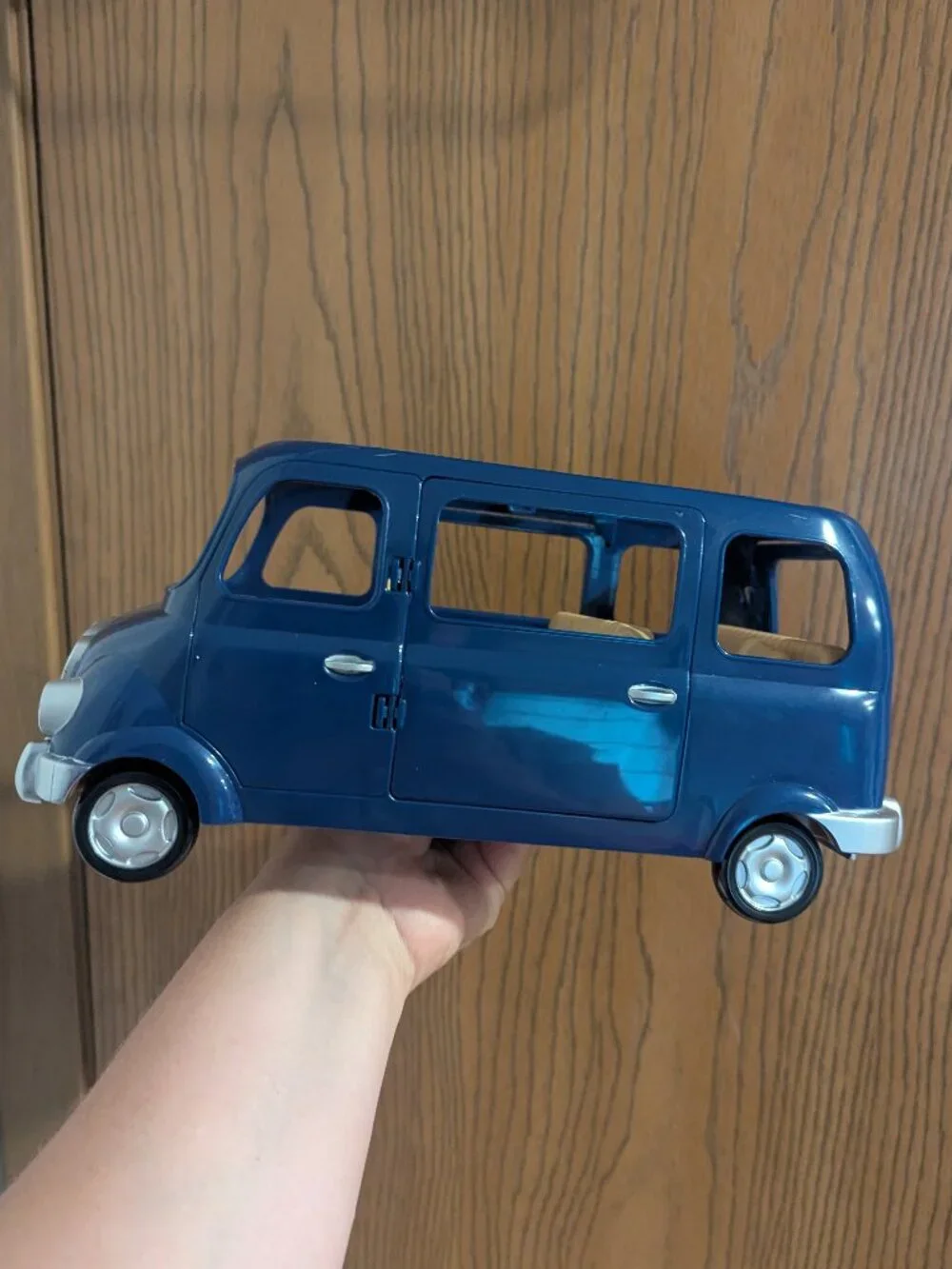 Calico Critters Sylvanian Van Seven Seater Blue w/ Benches & 2 Car Seats